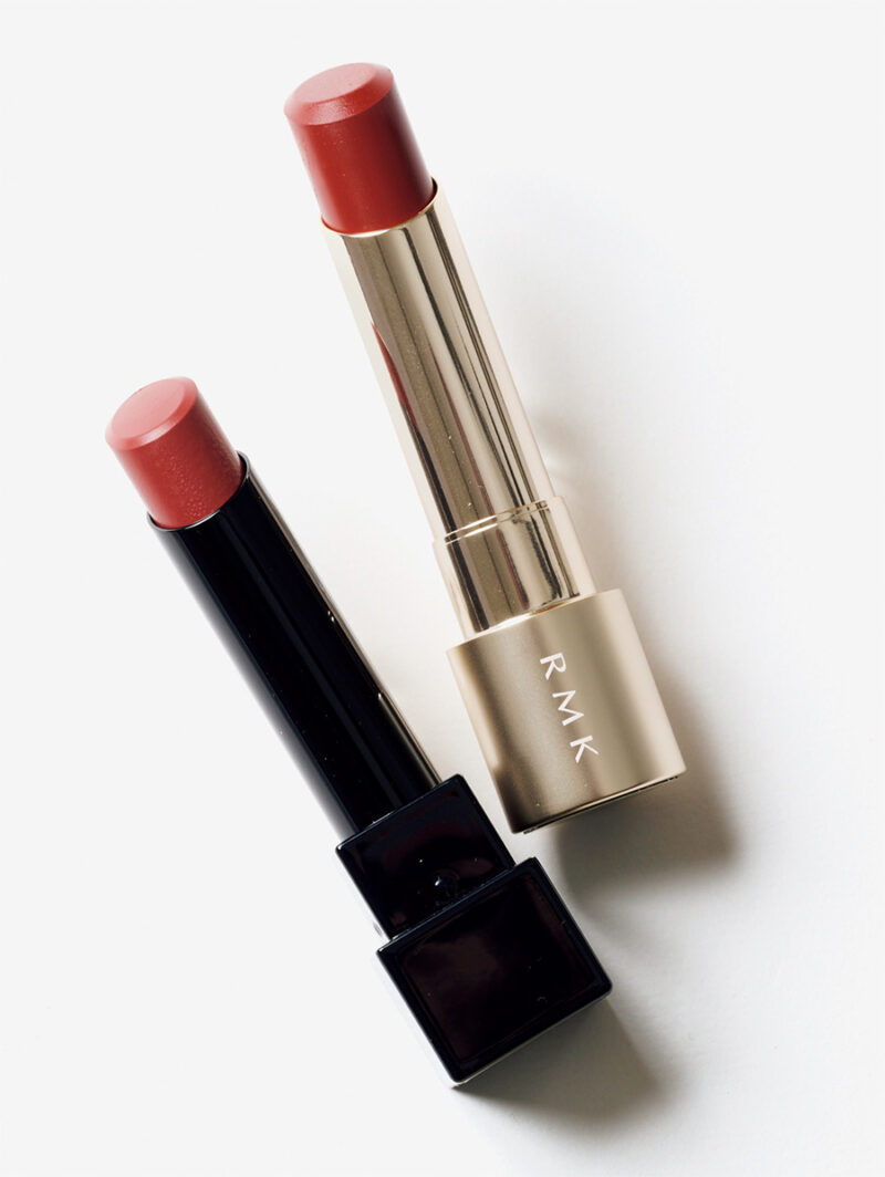 (右)洗練された印象の、深みのあるレッド。軽いつけ心地ながら、リッチなうるおい感も特徴。 RMK ベルベットシーン リップカラー10 ¥4,400/RMK Division (左)イチジクのような、落ち着いた赤。つけたての発色が長く続く。 ケイト リップモンスター 05 ¥1,540(編集部調べ)/カネボウ化粧品