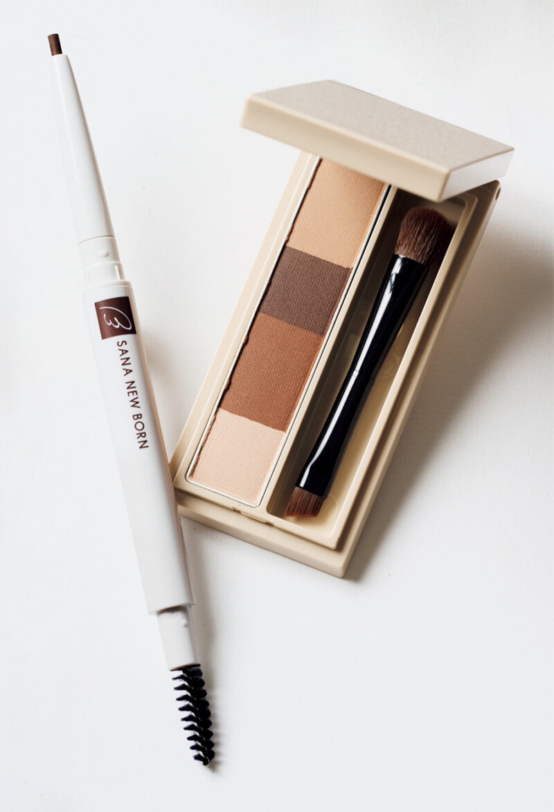 (右)4色セットのアイブロウパウダー。やや明るめ〜やや暗めの髪色に合う組み合わせ。 ヴィセ フラッフデザイン アイブロウパウダー BR-2 ¥1,320(編集部調べ)/コーセー (左)描いた後、反対側のブラシでぼかすとふんわりとした仕上がりに。 サナ ニューボーン イージーアイブロウ03 ¥990/常盤薬品工業