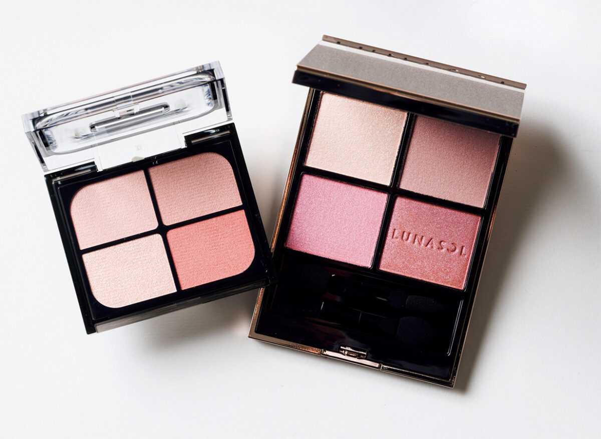 (右)華やかな青みピンク2色と柔らかいブラウン2色の組み合わせ。ルナソル アイカラーレーションN EX14 ¥7,700(限定発売)/カネボウ化粧品 (左)使いやすいコーラルピンク系。チークとしても使えるマルチカラー。ケイト バウンシーチークシャドウPK-2 ¥1,650(編集部調べ)/カネボウ化粧品