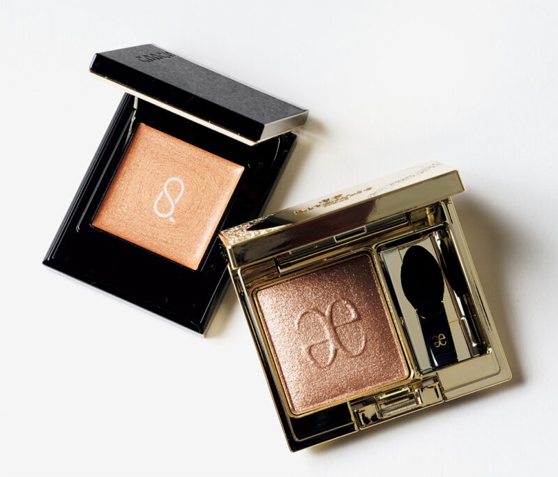 (右)深いブラウンながら、繊細なパール感で軽やかな印象に。密着力に優れ、ヨレにくい処方。 エレガンス プレジール アイズ10 ¥3,850/エレガンス コスメティックス (左)ゴールドを中心とした多色パールがきらめきを加えるブラウン。 SUQQU モノ ルック アイズ e MS-02 ¥4,290/SUQQU