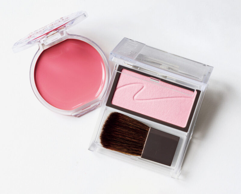 (右)パウダーなのに溶け込むような質感で、肌からふんわりと浮き上がったような仕上がりに。 セザンヌ チークブラッシュ 03 ¥550/セザンヌ化粧品 (左)肌にのせるとサラサラに変わる、クリームジェルチーク。ノンパールで、ほわっと優しい発色に。 キャンメイク クリームチーク25 ¥638/井田ラボラトリーズ