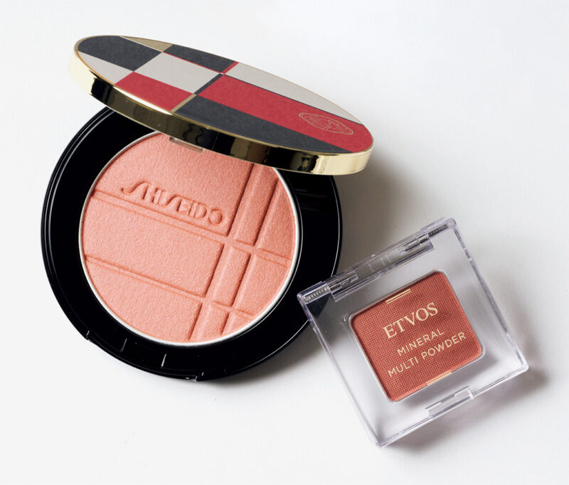 (右)肌なじみのいいピンクベージュ。明る過ぎないので普段使いしやすい。エトヴォス ミネラルマルチパウダー トープピンク ¥2,530/エトヴォス (左)自然な血色感をプラスするマットなコーラルベージュ。SHISEIDO カラー+グロウ エンハンサー 04 ¥6,270(編集部調べ)/SHISEIDO