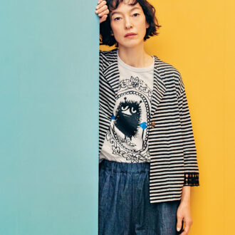 カーディガン¥35,200、Tシャツ¥9,900、パンツ¥29,700／すべてア・パート オブ ミー（ワイズフォーリビング）