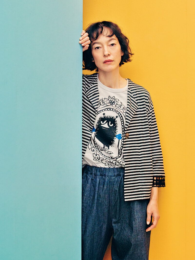 カーディガン¥35,200、Tシャツ¥9,900、パンツ¥29,700/すべてア・パート オブ ミー(ワイズフォーリビング)