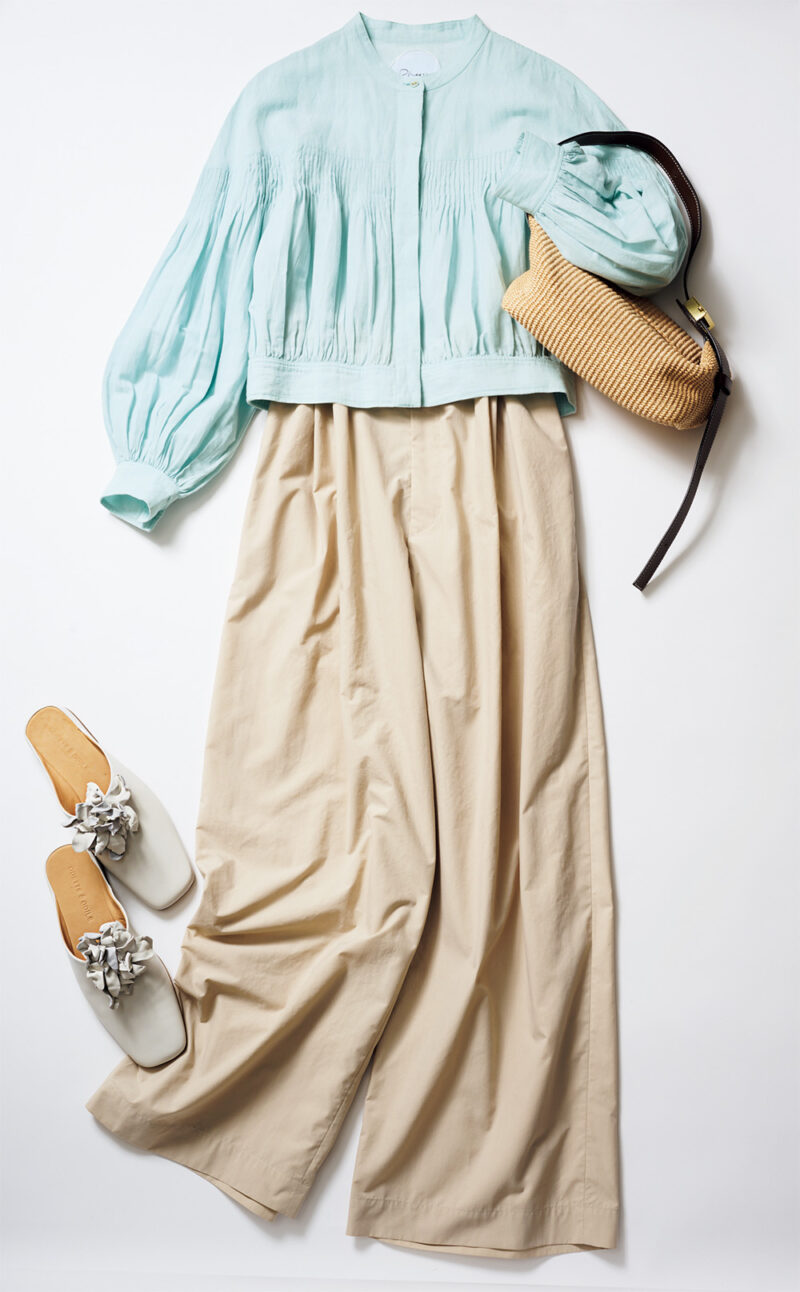 バブーシュ(コサージュは着脱可)¥22,000/オデット エ オディール(オデット エ オディール 新宿店)、ブラウス¥49,500 /フィータ、パンツ¥33,990 /アストラット(エ ディット ユナイテッドアローズ 梅田店)、バッグ¥35,200/オルセット(オルサ)