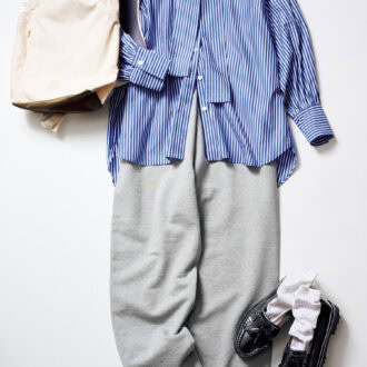 ローファー￥36,300 ／ジーエイチバス（ジーエイチバス トウキョウ）、スウェットパンツ￥23,100／アストラット（エディット ユナイテッドアローズ 梅田店）、シャツ￥24,200／ハリス（金万）、リュック￥13,200 ／ミレー（ミレー・マウンテン・グループ・ジャパン）、ソックス￥1,760／テンベア（テンベア トウキョウ）