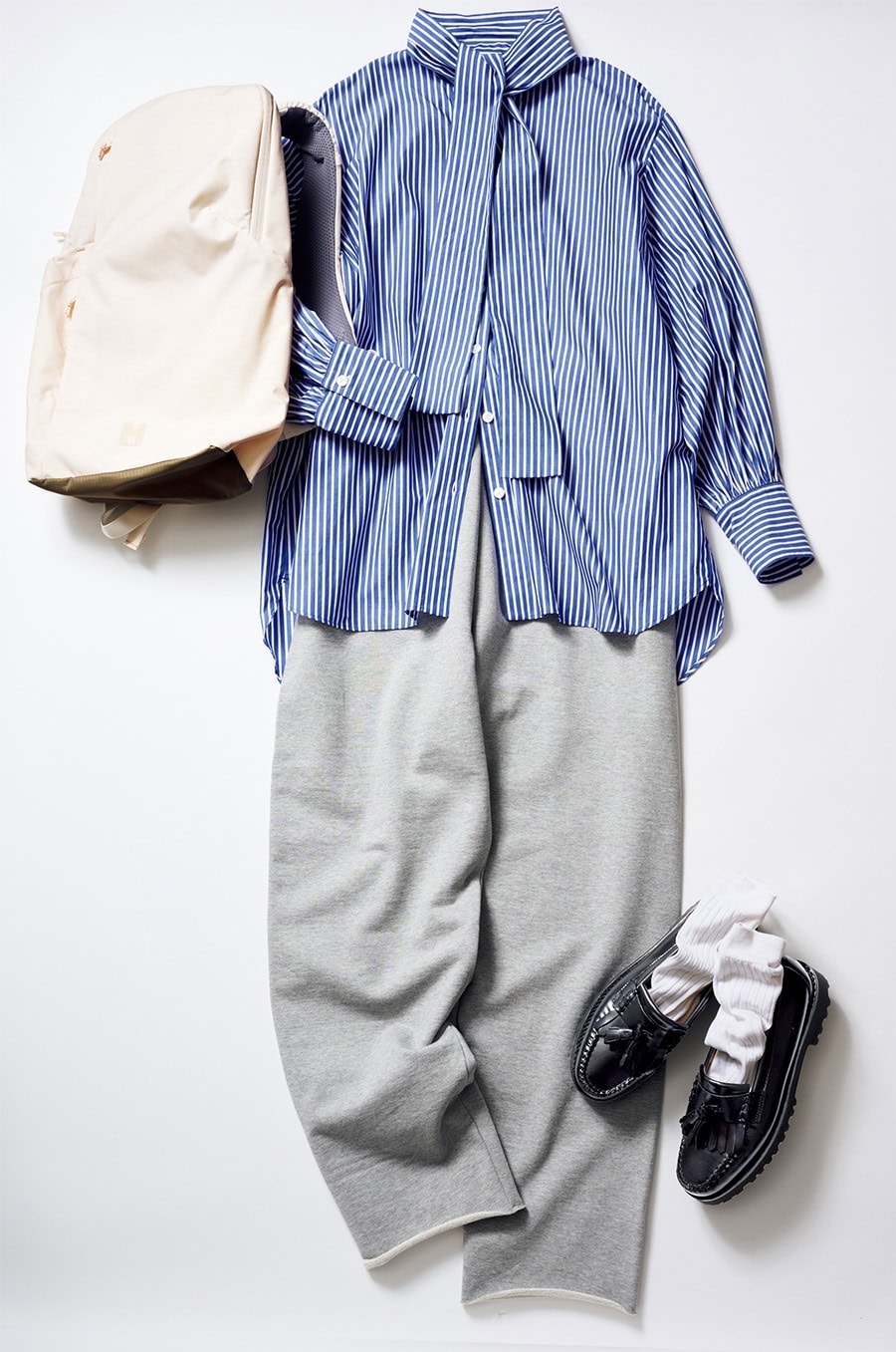 ローファー¥36,300 /ジーエイチバス(ジーエイチバス トウキョウ)、スウェットパンツ¥23,100/アストラット(エディット ユナイテッドアローズ 梅田店)、シャツ¥24,200/ハリス(金万)、リュック¥13,200 /ミレー(ミレー・マウンテン・グループ・ジャパン)、ソックス¥1,760/テンベア(テンベア トウキョウ)