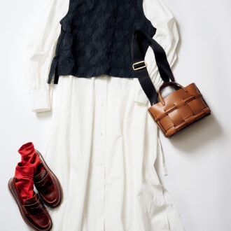 ローファー￥38,500 ／カンペール（カンペールジャパン）、ワンピース 参考商品、ノースリーブトップス￥28,600 ／ともにプレインピープル（プレインピープル青山）、ソックス￥2,090 ／ロワズィール、バッグ￥53,900 ／オルセット（オルサ）