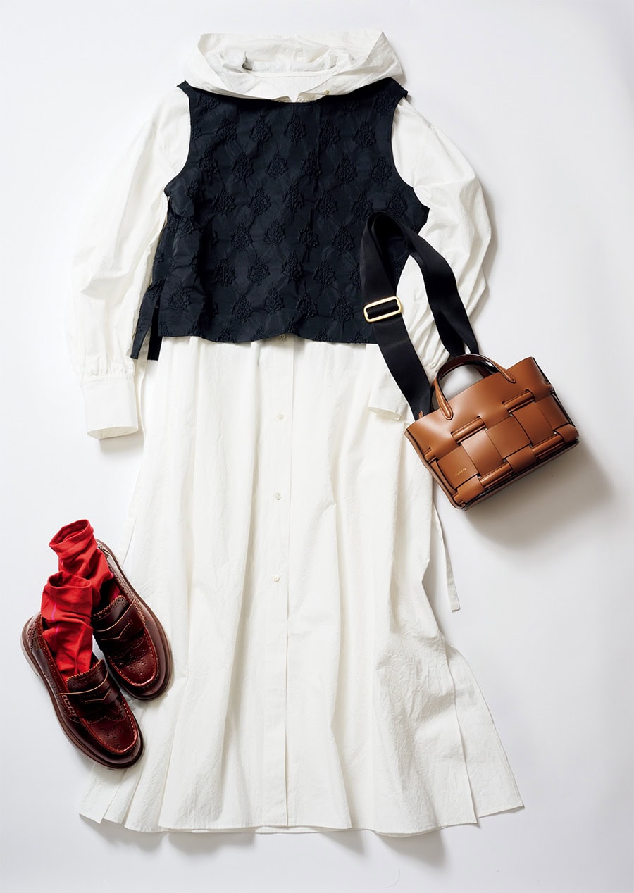 ローファー¥38,500 /カンペール(カンペールジャパン)、ワンピース 参考商品、ノースリーブトップス¥28,600 /ともにプレインピープル(プレインピープル青山)、ソックス¥2,090 /ロワズィール、バッグ¥53,900 /オルセット(オルサ)