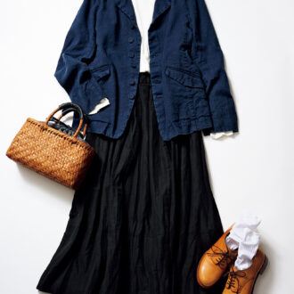 シューズ￥50,600／プリュス バイショセ、デニムジャケット￥64,900、ニット￥26,400、スカート￥47,300／すべてパドカレ（パドカレ六本木）、バッグ￥23,000 ／かごや、ソックス￥3,080 ／ケイ ハヤマ プリュス