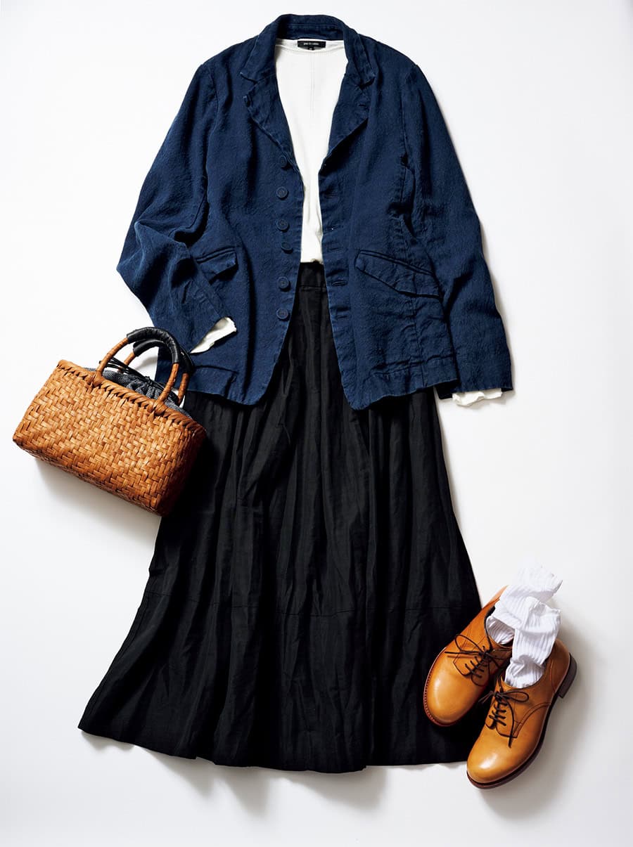 シューズ¥50,600/プリュス バイショセ、デニムジャケット¥64,900、ニット¥26,400、スカート¥47,300/すべてパドカレ(パドカレ六本木)、バッグ¥23,000 /かごや、ソックス¥3,080 /ケイ ハヤマ プリュス