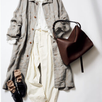 シューズ￥39,600 ／ジャランスリウァヤ（ジャランスリウァヤ 日本橋）、パンツ￥29,700 ／パドカレ（パドカレ六本木）、ロングコート￥99,000 ／ヴラスブラム（ヴラスブラム目黒店）、シャツ￥28,600 ／ビリティス・ディセッタン（ビリティス）、バッグ￥25,300 ／アンドミューク（アマン）、ソックス￥3,080 ／ケイ ハヤマ プリュス