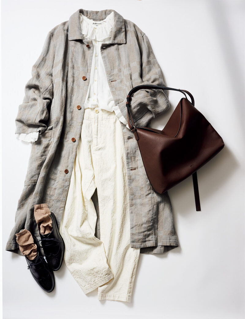 シューズ￥39,600 ／ジャランスリウァヤ（ジャランスリウァヤ 日本橋）、パンツ￥29,700 ／パドカレ（パドカレ六本木）、ロングコート￥99,000 ／ヴラスブラム（ヴラスブラム目黒店）、シャツ￥28,600 ／ビリティス・ディセッタン（ビリティス）、バッグ￥25,300 ／アンドミューク（アマン）、ソックス￥3,080 ／ケイ ハヤマ プリュス