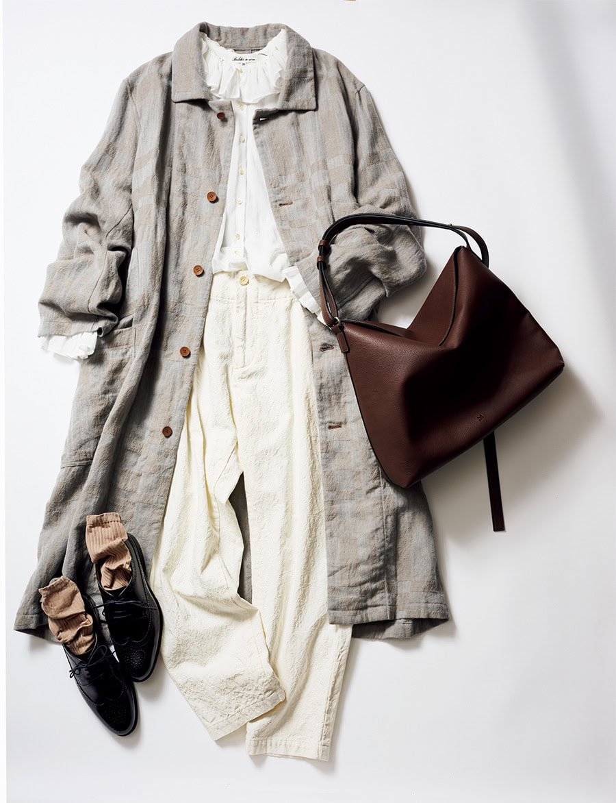 シューズ¥39,600 /ジャランスリウァヤ(ジャランスリウァヤ 日本橋)、パンツ¥29,700 /パドカレ(パドカレ六本木)、ロングコート¥99,000 /ヴラスブラム(ヴラスブラム目黒店)、シャツ¥28,600 /ビリティス・ディセッタン(ビリティス)、バッグ¥25,300 /アンドミューク(アマン)、ソックス¥3,080 /ケイ ハヤマ プリュス