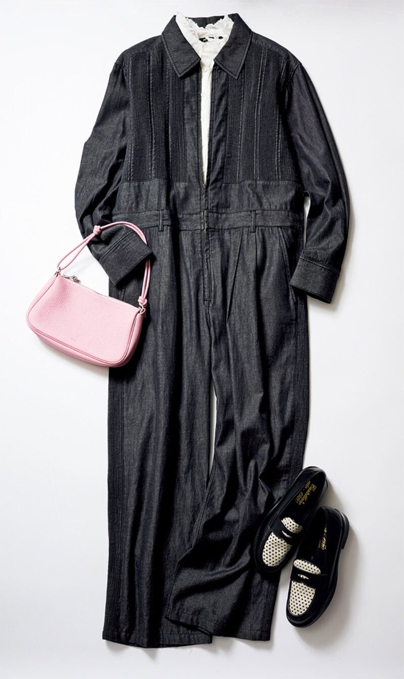 バッグ(ロングショルダー付き)¥33,000 /ヴァジック(ヴァジックジャパン)、オールインワン¥53,900/フィータ、ブラウス¥29,700 /パドカレ(パドカレ六本木)、ローファー¥41,800 /カステラーノ(フラッパーズ)