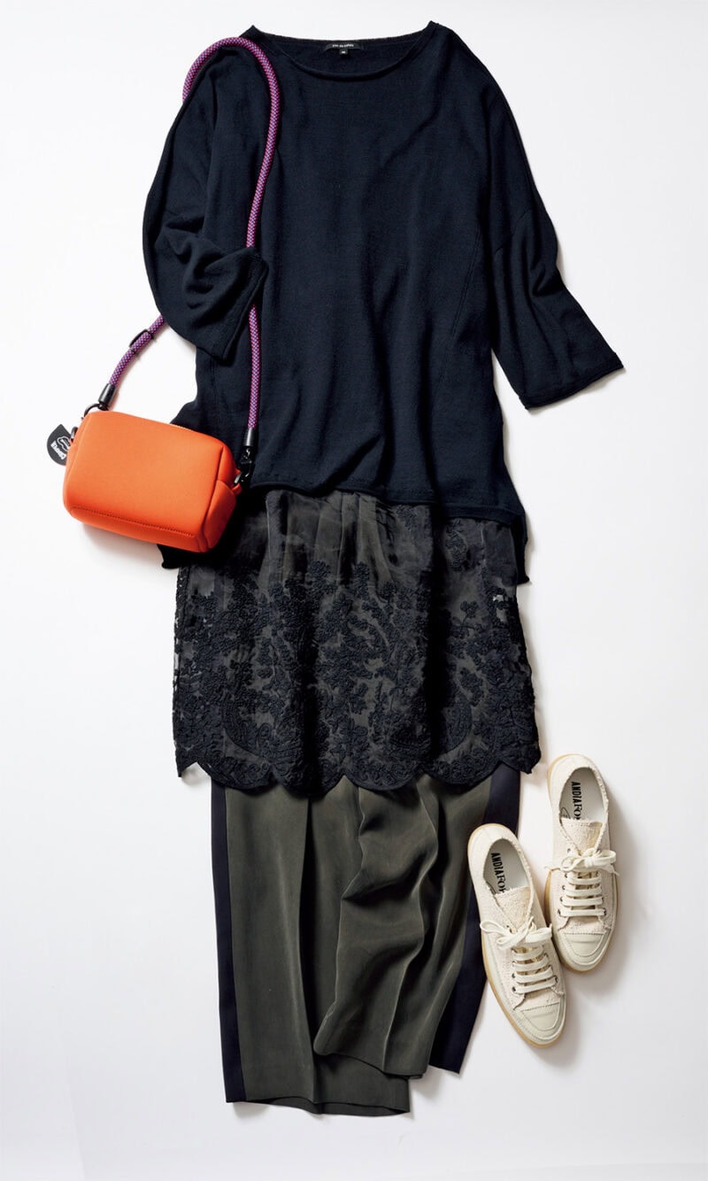 バッグ¥9,900、ストラップ(別売り)¥8,800/ともにカンペール(カンペールジャパン)、ニット¥27,500/パドカレ(パドカレ六本木)、レースキャミソール¥48,950 /フィータ、パンツ¥29,920 / アストラット( エディット ユナイテッドアローズ 梅田店)、スニーカー¥33,000 /アンディア フォラ(プレインピープル青山)