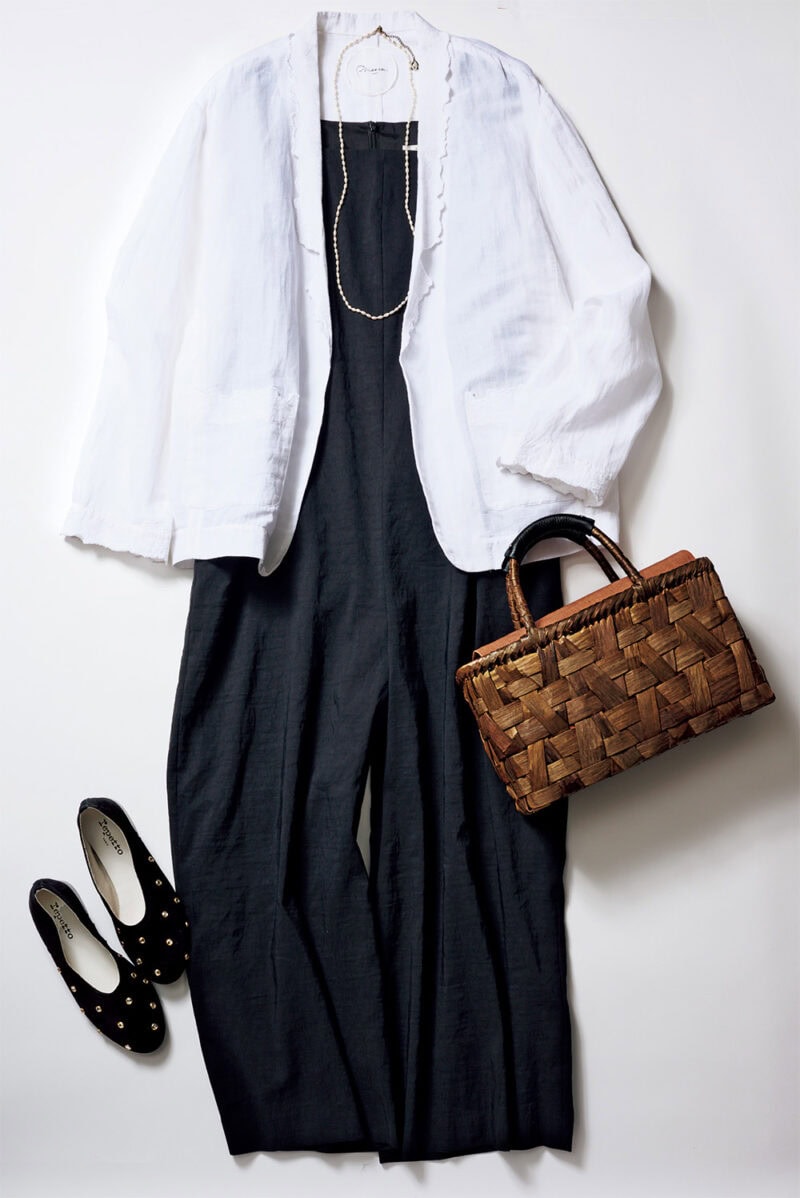 かごバッグ（革の持ち手とファーふた付き）￥36,124 ／かごや、シャツジャケット￥55,000 ／フィータ、コンビネゾン 参考商品／プレインピープル（プレインピープル青山）、パールネックレス￥13,640／アデュートリステス、シューズ￥82,500 ／レペット（ルック ブティック事業部）