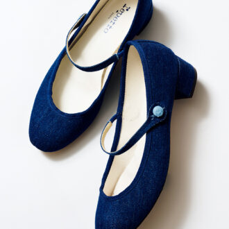 濃色インディゴデニムに水色ボタンが好アクセント。 ¥66,000/マディソンブルー