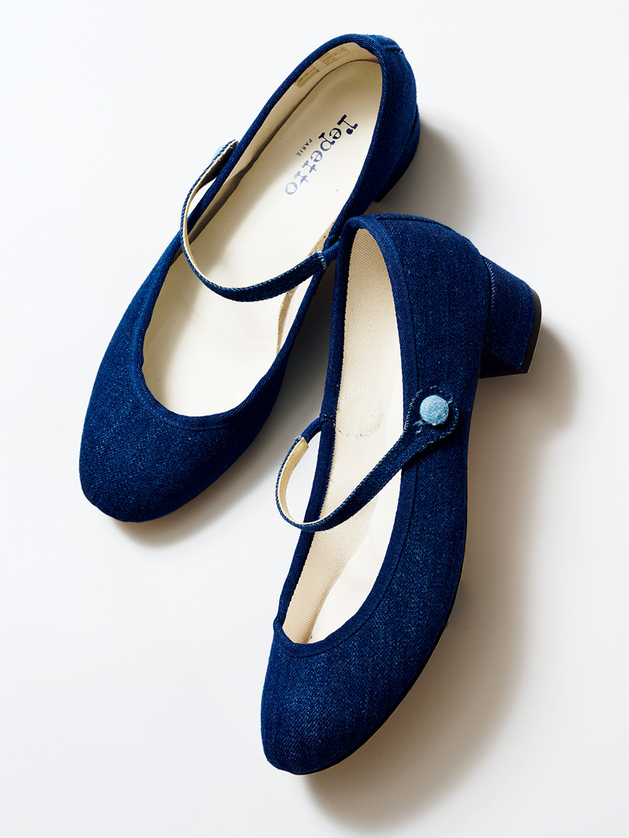 濃色インディゴデニムに水色ボタンが好アクセント。 ¥66,000/マディソンブルー