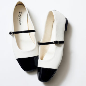 黒白配色の異素材デザインがほどよくシャープ。 ¥80,300 /レペット(ルック ブティック事業部)