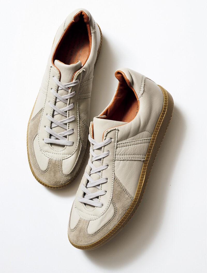 ライトグレーのローテクスニーカー。 ¥28,600/リプロダクション オブ ファウンド(アイファウンド)