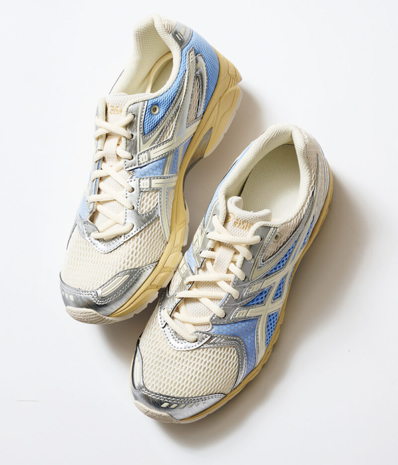 清涼感のあるペールブルーとシルバー。 ￥15,400／アシックス（アシックスジャパンカスタマーサポート部）