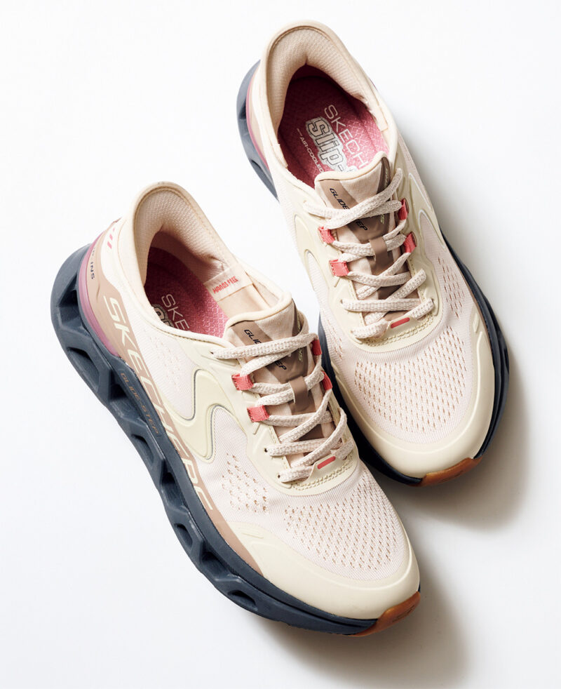 ピンクベージュならハイテクデザインでも優しげな印象。 ￥15,950 ／スケッチャーズ（スケッチャーズジャパンお客様コールセンター）