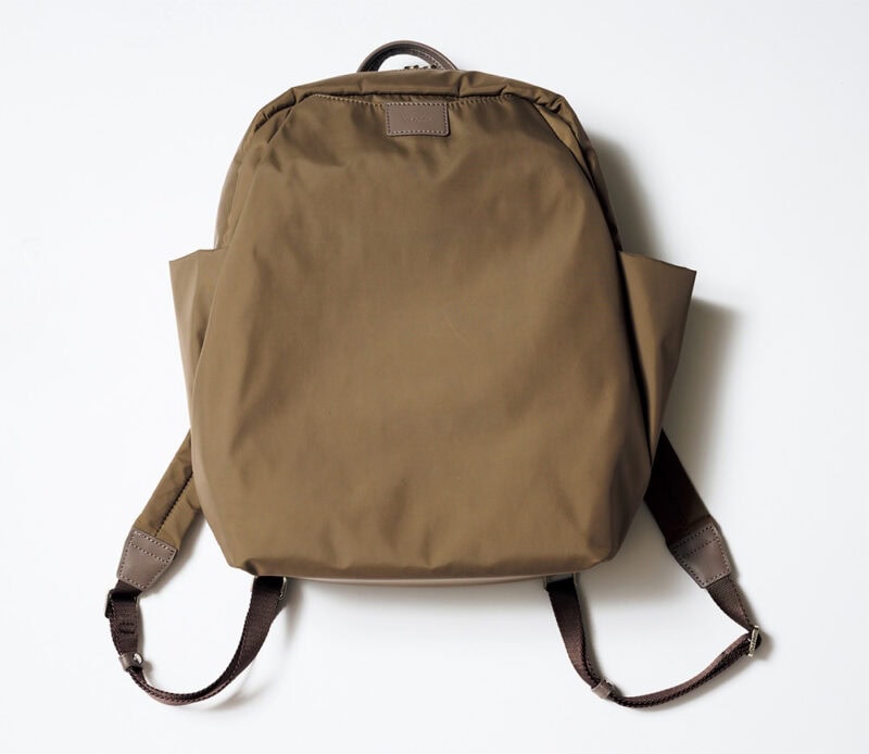プレーンなダークグレージュのナイロンが落ち着いた雰囲気。￥18,700／イザック（シカタ）