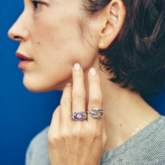 ニョロニョロ フォークリング シルバー¥19,800 ／ユートレジャー、ムーミンとルビー リング¥28,600／碌山ショップ