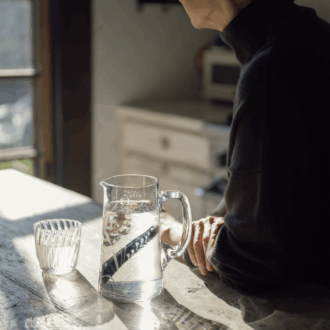 ピッチャーの水に備長炭を入れておけば、無数にあいた穴が不純物や塩素を吸着して、まろやかな味に。