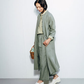 リネン洗いざらし長袖シャツ¥3,990、リネン洗いざらしイージーワイドパンツ¥4,990／ともに無印良品（無印良品 銀座）、スリッポン¥30,800／ダンスコ（シースター）、カゴ¥14,300／ハリス（金万）、カゴに入れたスカーフ¥14,300／ミラ・ショーン（ムーンバット）、イヤリング¥15,400／アビステ