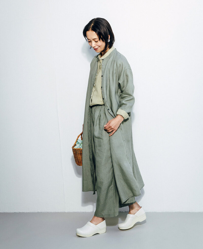 リネン洗いざらし長袖シャツ¥3,990、リネン洗いざらしイージーワイドパンツ¥4,990/ともに無印良品(無印良品 銀座)、スリッポン¥30,800/ダンスコ(シースター)、カゴ¥14,300/ハリス(金万)、カゴに入れたスカーフ¥14,300/ミラ・ショーン(ムーンバット)、イヤリング¥15,400/アビステ