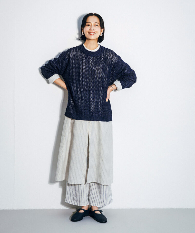 リネン洗いざらしイージーワイドパンツ¥4,990 /無印良品、強撚コットンローゲージセーター¥8,990/MUJI Labo(ともに無印良品 銀座)、イヤリング¥16,200、ブレスレット¥5,500/ともにアビステ、ワンストラップシューズ¥41,800/パドカレ(パドカレ六本木)