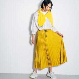 シャツ¥17,600／ハリス、肩にかけたカーディガン¥22,000／ル シェル ド ハリス（ともに金万）、イヤリング¥6,600／アビステ、スニーカー¥30,800／ダンスコ（シースター）