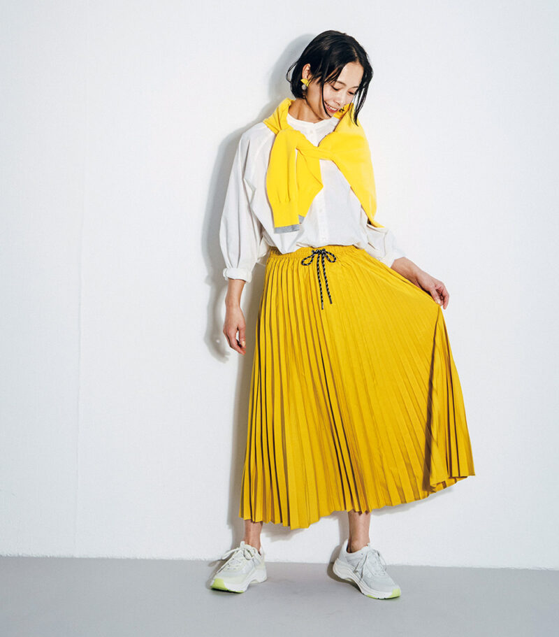 シャツ¥17,600/ハリス、肩にかけたカーディガン¥22,000/ル シェル ド ハリス(ともに金万)、イヤリング¥6,600/アビステ、スニーカー¥30,800/ダンスコ(シースター)