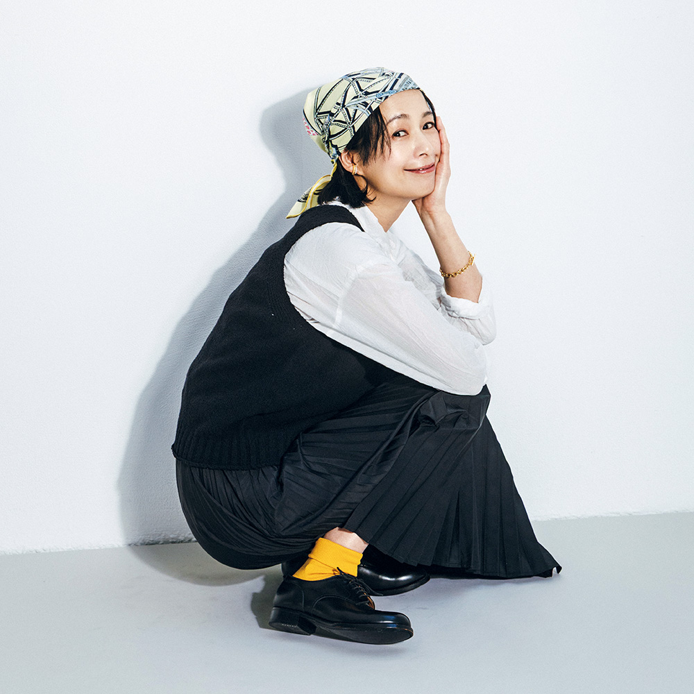 スカーフ¥16,500 ／スウォッシュ ロンドン（ムーンバット）、シャツ ¥28,600／パドカレ（パドカレ六本木）、ベスト¥16,500／ハリス（金万）、ブレスレット¥6,930、イヤカフ（3個セット）¥8,800／ともにアビステ