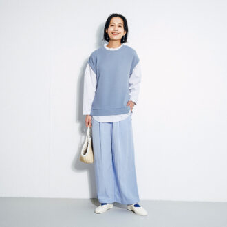 ワイドパンツ¥19,800、バッグ¥14,300／ともにハリス（金万）、ストラップシューズ¥41,800／パドカレ（パドカレ六本木）、靴下¥1,100／タビオ、ピアス¥6,480／アビステ