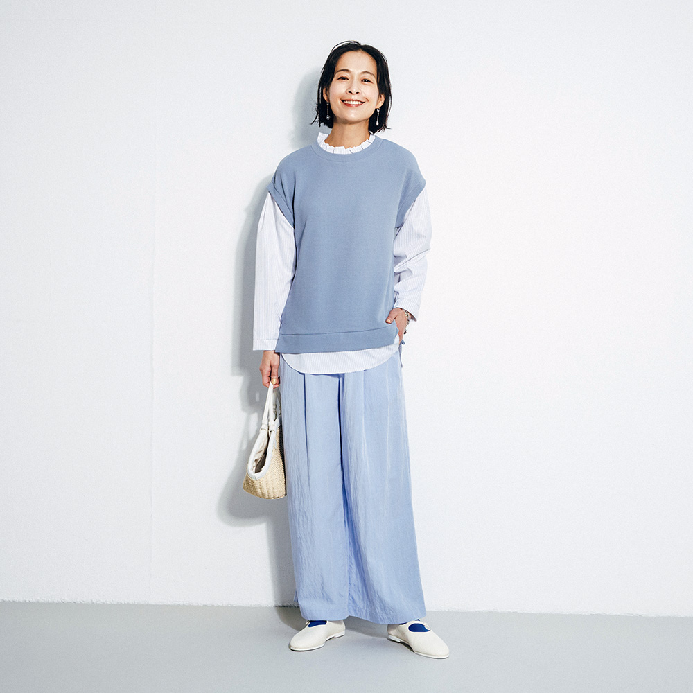 ワイドパンツ¥19,800、バッグ¥14,300／ともにハリス（金万）、ストラップシューズ¥41,800／パドカレ（パドカレ六本木）、靴下¥1,100／タビオ、ピアス¥6,480／アビステ