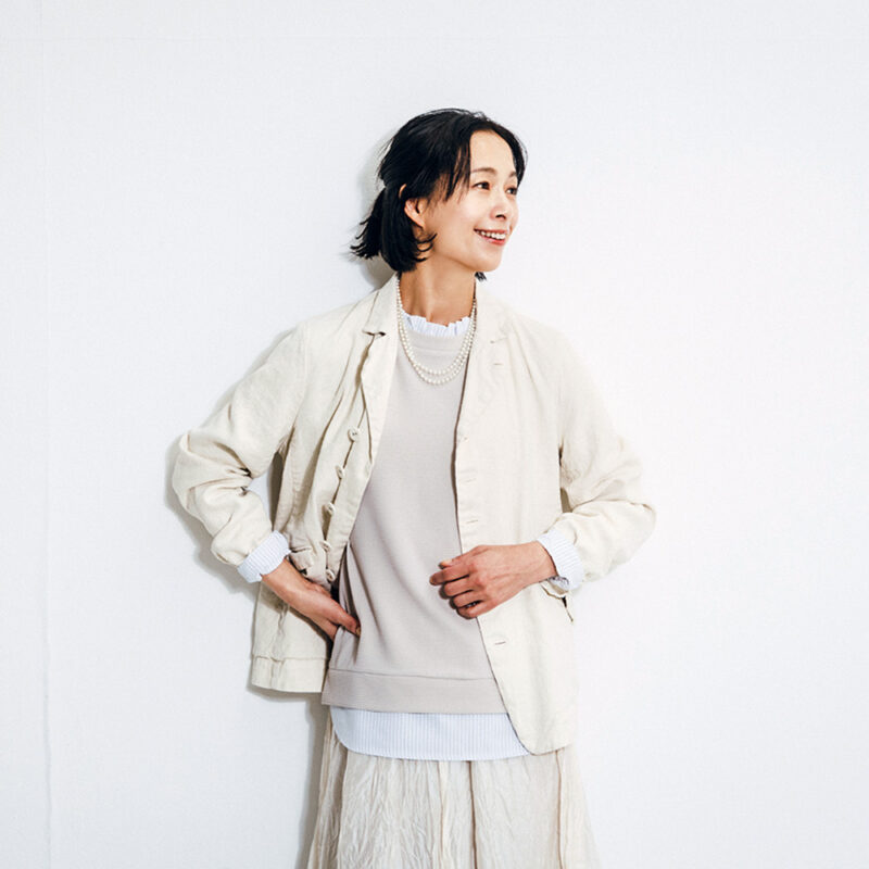 コットンリネンジャケット¥64,900、スカート¥39,600/ともにパドカレ(パドカレ六本木)、パールネックレス¥7,150/アビステ