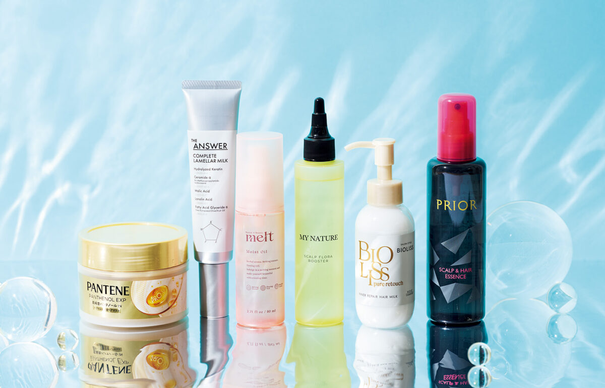(右から) 1. プリオール 頭皮&ヘア美容液 頭皮のエイジングケアをしながら、乾くとふんわりとしたスタイルに整える、スタイリング効果も兼ね備えた1本2役の美容液。 180mL ¥2,420(編集部調べ)/資生堂 2. SS ビオリス ピュアレタッチ インナーリペア ヘアミルク ダメージを補修しながら髪の内部に水分を蓄え、パサつきやうねりをケア。なめらかにまとまりやすい髪へと導く。 120mL ¥1,320/コーセーコスメポート 3. マイナチュレ スカルプフローラ ブースター 乾燥や紫外線の影響でゆらぐ頭皮環境を整え、髪悩みにアプローチする頭皮用導入液。刺激の強い清涼成分は配合していないので、頭皮が敏感な人も安心。 115mL ¥3,800/マイナチュレ 4. メルト モイストオイル うるおいとツヤを髪に与えるヘアオイル。重さやベタつきがないので、ボリューム感のなさが気になる髪にも使える。 80mL ¥1,540(編集部調べ)/花王 5. ジアンサー コンプリート ラメラミルク 14種もの補修成分を最高濃度で配合したヘアミルク。ダメージをケアし、なめらかな手触りの髪に整える。紫外線や湿度、乾燥による広がりを防ぐ働きも。 70g ¥1,540(編集部調べ)/花王 6. パンテーン EXP シリーズ カプセル美容液 ヘアマスク 浸透性保湿成分である高純度パンテノールが美容液成分と合わさり、髪に浸透。摩擦やカラーリングによるダメージを補修する。 170g ¥1,298(編集部調べ)/P&G