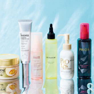 （右から） 1. プリオール 頭皮＆ヘア美容液 頭皮のエイジングケアをしながら、乾くとふんわりとしたスタイルに整える、スタイリング効果も兼ね備えた1本2役の美容液。　 180mL ¥2,420（編集部調べ）／資生堂 2. SS ビオリス ピュアレタッチ インナーリペア ヘアミルク ダメージを補修しながら髪の内部に水分を蓄え、パサつきやうねりをケア。なめらかにまとまりやすい髪へと導く。　 120mL ¥1,320／コーセーコスメポート 3. マイナチュレ スカルプフローラ ブースター 乾燥や紫外線の影響でゆらぐ頭皮環境を整え、髪悩みにアプローチする頭皮用導入液。刺激の強い清涼成分は配合していないので、頭皮が敏感な人も安心。 115mL ¥3,800／マイナチュレ 4. メルト モイストオイル うるおいとツヤを髪に与えるヘアオイル。重さやベタつきがないので、ボリューム感のなさが気になる髪にも使える。　 80mL ¥1,540（編集部調べ）／花王 5. ジアンサー コンプリート ラメラミルク 14種もの補修成分を最高濃度で配合したヘアミルク。ダメージをケアし、なめらかな手触りの髪に整える。紫外線や湿度、乾燥による広がりを防ぐ働きも。　 70g ¥1,540（編集部調べ）／花王 6. パンテーン EXP シリーズ カプセル美容液 ヘアマスク 浸透性保湿成分である高純度パンテノールが美容液成分と合わさり、髪に浸透。摩擦やカラーリングによるダメージを補修する。 170g ¥1,298（編集部調べ）／P&G