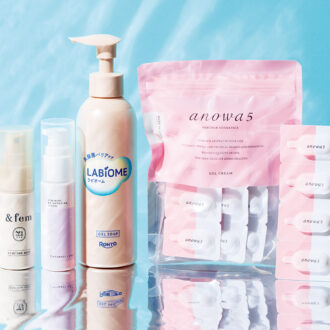 （右から） 1. アノワ５ Dジェル 膣内の善玉菌である乳酸桿菌、肌にうるおいと柔軟性を与える植物由来成分などを配合したジェル。個包装形状なので、外出時や旅行先にも手軽に携帯できる。　 1.5g×16個入り ¥4,950／DKSH MESジャパン 2. ラビオーム バリアビオソープ うるおいを守りながら洗い、肌環境を整える、泡立て不要の専用ジェルソープ。ニオイベール効果で、気になるニオイもケア。　 180mL ¥1,320（編集部調べ）／ロート製薬 3. matsukiyo フェムリサ アドバンストセラム 肌なじみのいいとろみのあるテクスチャーながら、さらっとした使用感の集中保湿美容液。リポソーム型グルタチオン配合で、美肌効果も。　 30mL ¥1,430／マツキヨココカラ＆カンパニー 4. アンドフェム フェムケアミスト ローズマリーエキスなど4種の天然由来の保湿成分を配合。デリケートゾーンの気になるニオイ、ムレ感を軽減するふき取りミスト。 30mL ¥1,540／牛乳石鹼共進社