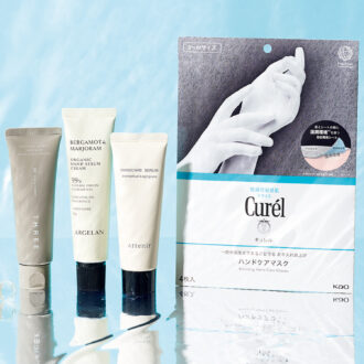 （右から） 1. キュレル 一晩中指先まで まるごと守るお手入れ底上げハンドケアマスク ハンドクリーム塗布後にはめて手を包み込むことで、お手入れ効果をさらにアップ。そのままスマホ操作もできる！　 全2種（M・L） ４枚入り ¥660（編集部調べ）／花王 2. アテニア ハンドケアセラム リペア＆ブライト フローラルフォレスト［医薬部外品］ 乾燥によるしぼみやくすみが気になる大人の手肌に、ふっくら感と明るさを与える薬用美白ハリ美容液。森林浴をしているような、気分がリフレッシュする香り。　 50g ¥1,540／アテニア 3. アルジェラン オーガニック ハンドセラムクリームBE 手肌表面にヴェールを作り、与えたうるおいを閉じ込める。香りは100％天然精油で調香。写真のシトラスのほか、ウッディとフローラルの3種類。　 50g ¥1,650／マツキヨココカラ＆カンパニー 4. THREE エッセンシャルセンツ トリートメント ハンド＆ネイル クリーム うるおいとハリ感を与えるバクチオールを配合。香りは爽やかなシトラスウッディと穏やかなハーバルフローラルの2種類。 40g ￥3,740／THREE