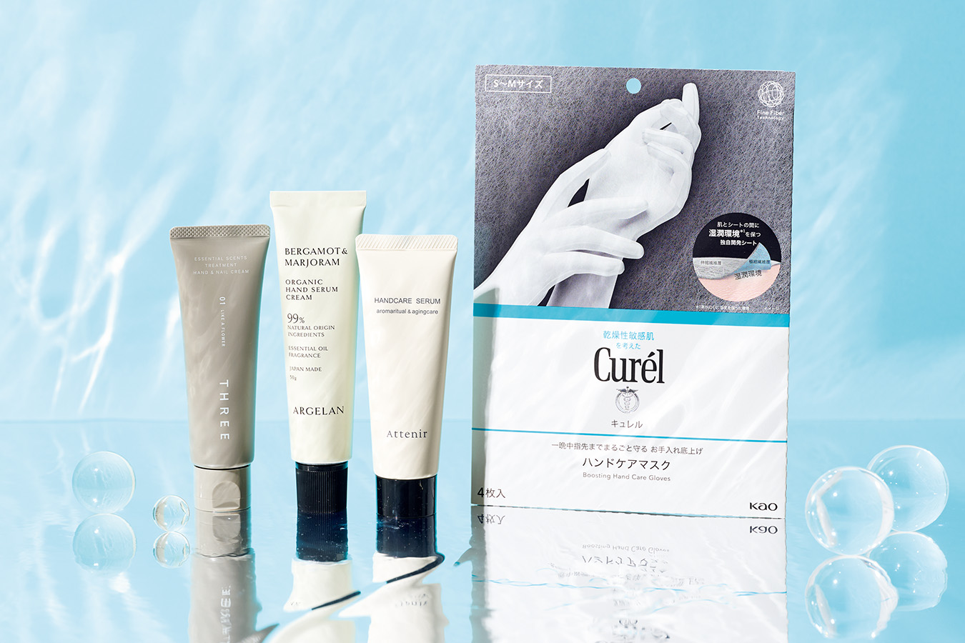 （右から） 1. キュレル 一晩中指先まで まるごと守るお手入れ底上げハンドケアマスク ハンドクリーム塗布後にはめて手を包み込むことで、お手入れ効果をさらにアップ。そのままスマホ操作もできる！　 全2種（M・L） ４枚入り ¥660（編集部調べ）／花王 2. アテニア ハンドケアセラム リペア＆ブライト フローラルフォレスト［医薬部外品］ 乾燥によるしぼみやくすみが気になる大人の手肌に、ふっくら感と明るさを与える薬用美白ハリ美容液。森林浴をしているような、気分がリフレッシュする香り。　 50g ¥1,540／アテニア 3. アルジェラン オーガニック ハンドセラムクリームBE 手肌表面にヴェールを作り、与えたうるおいを閉じ込める。香りは100％天然精油で調香。写真のシトラスのほか、ウッディとフローラルの3種類。　 50g ¥1,650／マツキヨココカラ＆カンパニー 4. THREE エッセンシャルセンツ トリートメント ハンド＆ネイル クリーム うるおいとハリ感を与えるバクチオールを配合。香りは爽やかなシトラスウッディと穏やかなハーバルフローラルの2種類。 40g ￥3,740／THREE