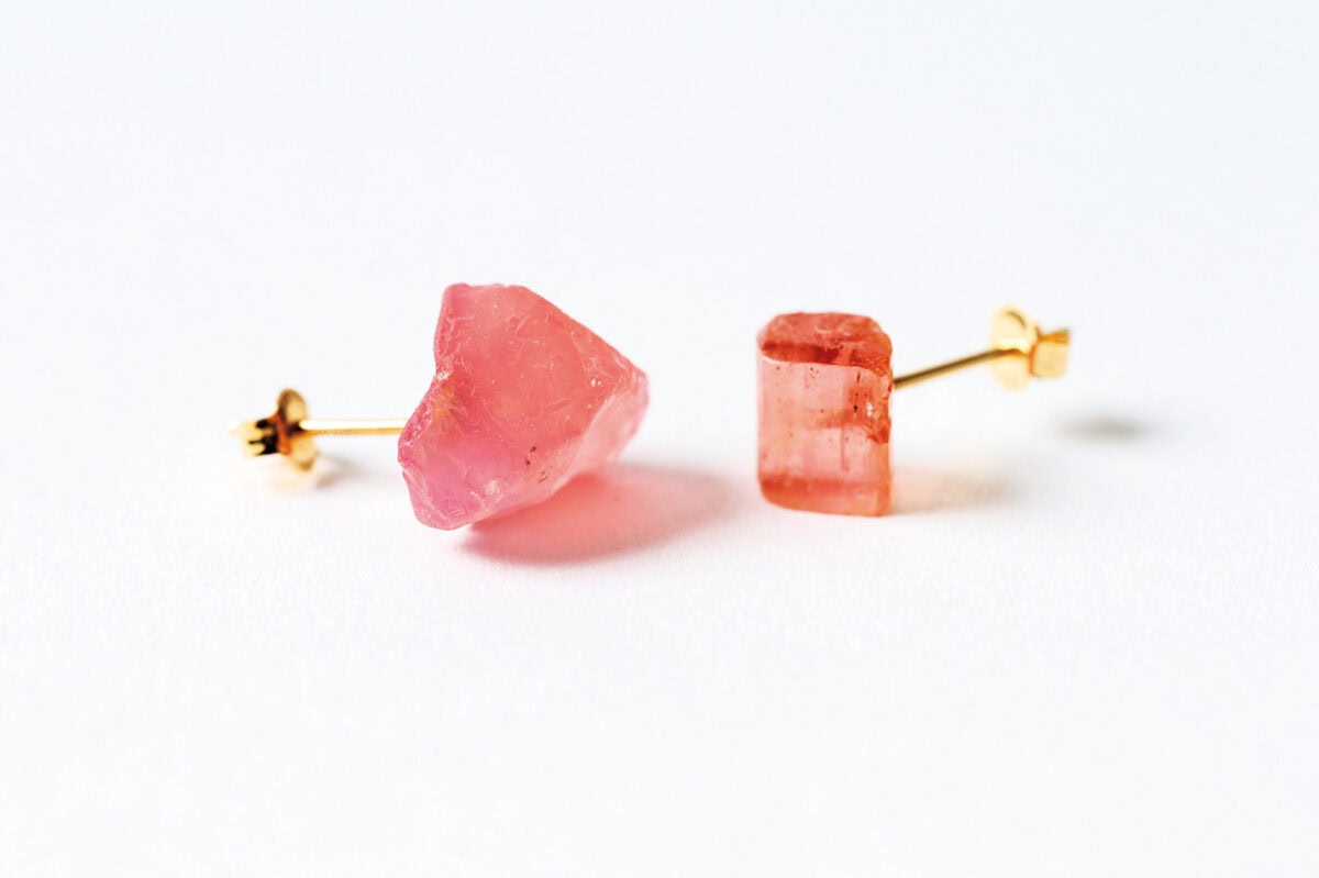 インペリアルトパーズピアス(右)¥35,200、ローズクオーツピアス(左)¥33,000/ボロロ