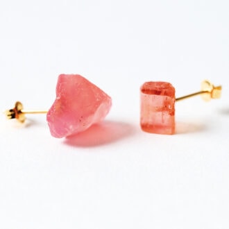 インペリアルトパーズピアス(右)¥35,200、ローズクオーツピアス(左)¥33,000/ボロロ