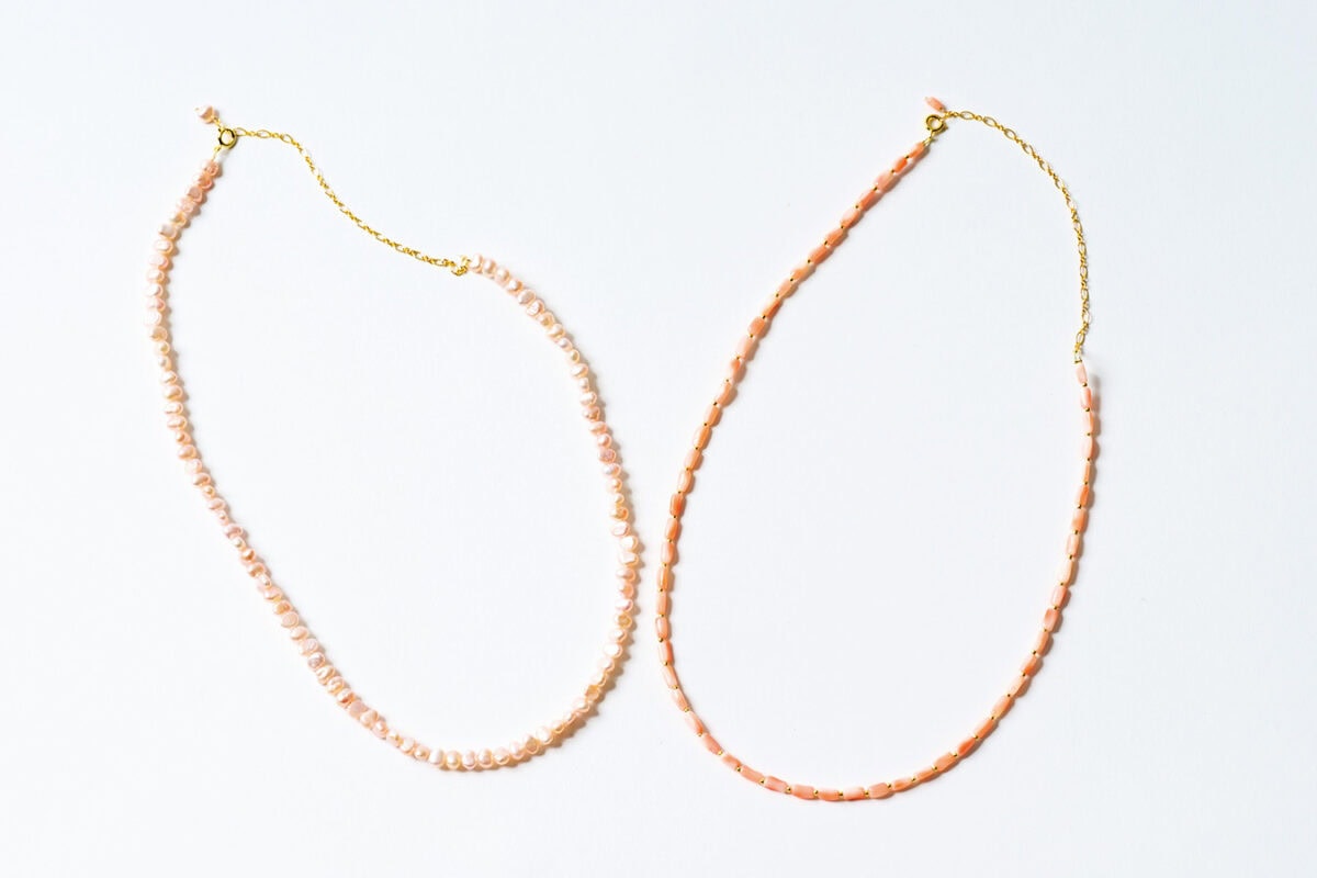 天然サンゴネックレス（右）¥17,600、ピンク淡水パールネックレス（左）¥13,200／ミサ