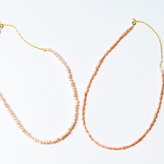 天然サンゴネックレス(右)¥17,600、ピンク淡水パールネックレス(左)¥13,200/ミサ