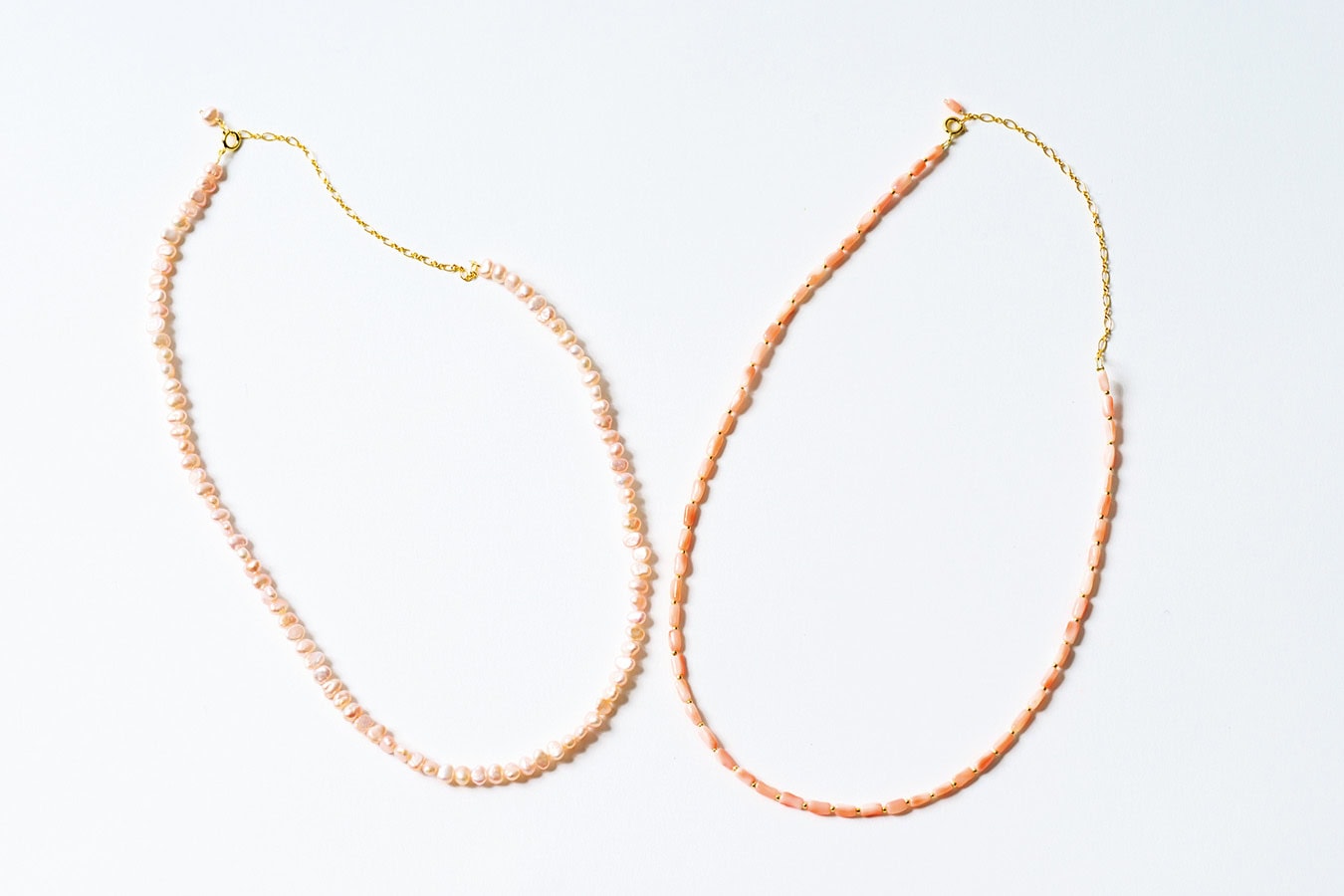 天然サンゴネックレス（右）¥17,600、ピンク淡水パールネックレス（左）¥13,200／ミサ