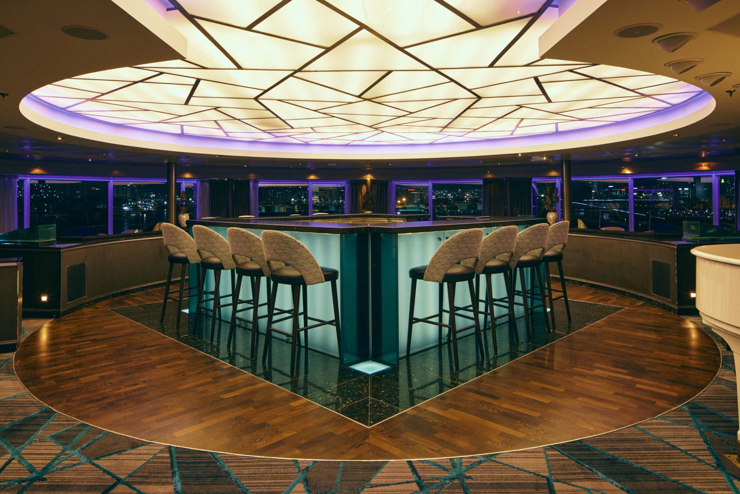 「オブザベーションバー 36」